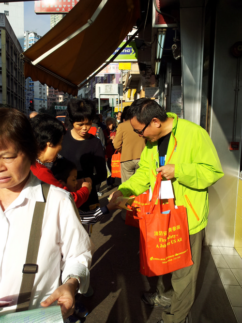 Kwai Tsing District Fire Safety Promotion Activity-Visit “3-nil” Buildings  (6 January 2015)