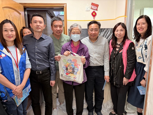 油尖旺科研技术修补钢筋外露计划 - 创新科技署署长李国彬先生探访受惠家庭