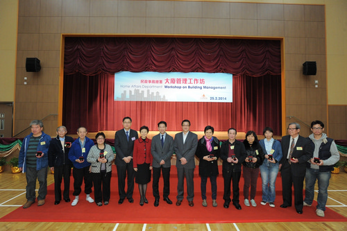 杨立门（左七）丶陈甘美华（左六）丶陈积志（右七）及郭伟勋（左五）与获嘉许的居民联络大使的合照。