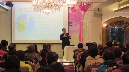 陈志球博士讲解物业管理公司在大厦管理方面的职责和服务，以及物业管理的未来发展