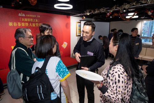 The guest speakers and participants exchanged views after the seminar.
