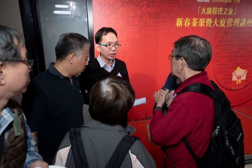 The guest speakers and participants exchanged views after the seminar.