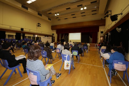 Participants listened attentively at the seminar.